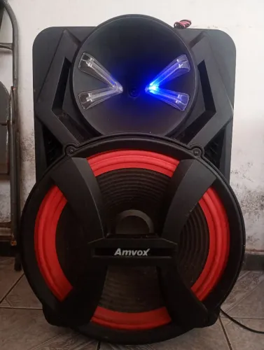 Caixa de Som Amvox Potente com Woofer Grande e LED