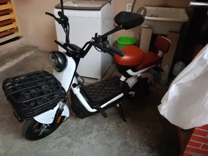 Scooter nova apenas 20 quilômetros rodado , vendo porquê abusei .