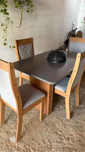 VENDE-SE ARMÁRIO GUARDA ROUPA E MESA