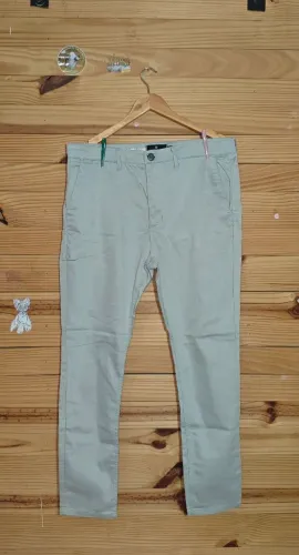 Calça sarja masculina semi-nova, número 46
