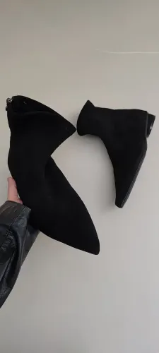 Bota Camurça Cano Curto Bico Fino - Linda e Versátil