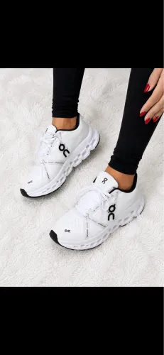     Tênis Unissex Branco e Preto - Estilo, Conforto e Versatilidade