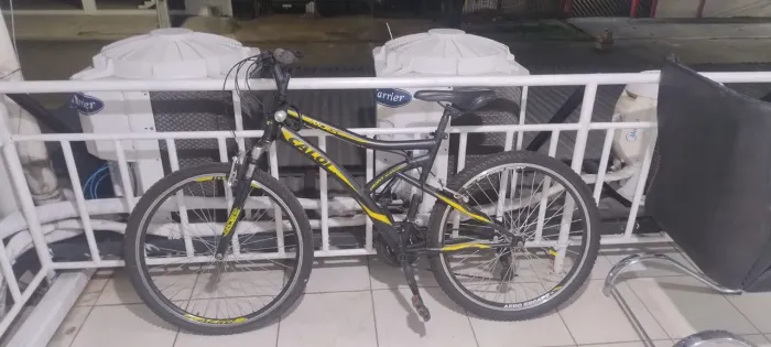 Bicicleta Caloi Andes Preta com Adesivagem Amarela