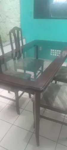 Mesa de mogno 6 lugares em perfeito estado .só 2 cadeiras com defeito