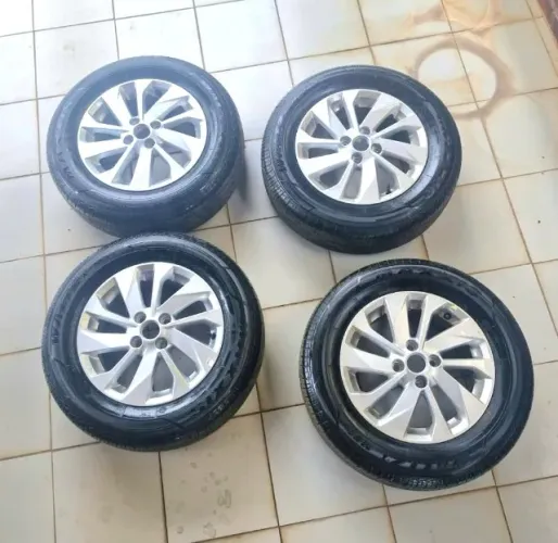 Rodas originais Nissan, retiradas do carro na concessionária