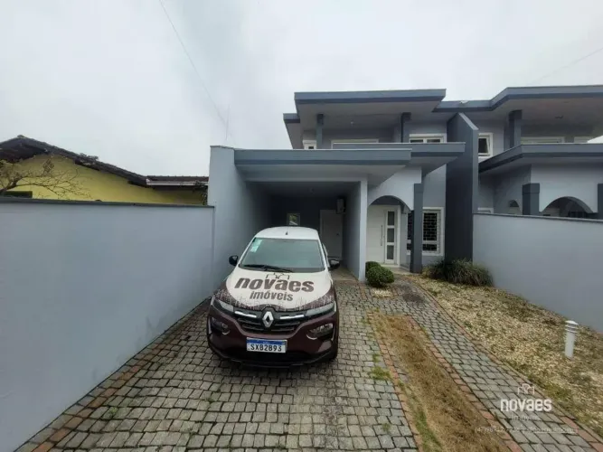 Sobrado com 3 dormitórios para alugar, 175 m² por R$ 4.480,80/mês - Saguaçu - Joinville/SC
