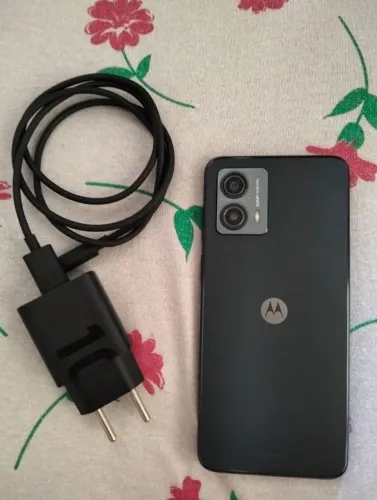 Vendo esse moto g 53 novinho sem marcas de uso carregador capinha e fone de ouvido 