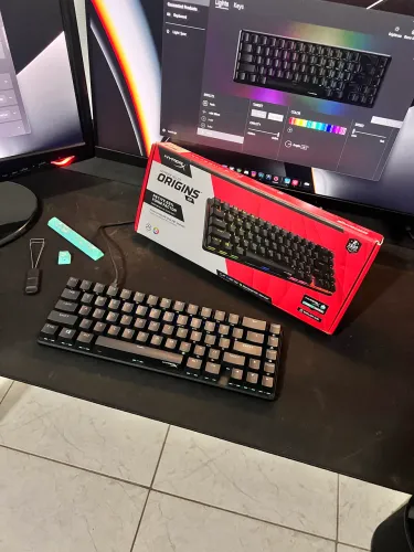 Teclado HyperX Alloy Origins 65 Mecânico RGB Switch Aqua / Ciano