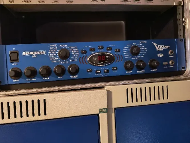 Simulador de amplificador de guitarra Behringer V-AMP PRO (Azul) - É usado como uma pedal