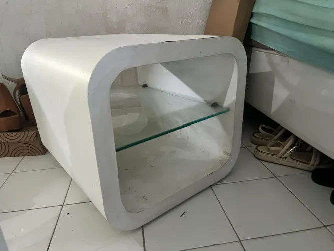 Mesa Lateral / Nicho Decorativo Moderno em Madeira Premium com Prateleira de Vidro