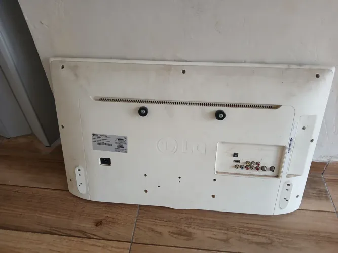 Vendo TV NÃO smart LG 32 polegadas.