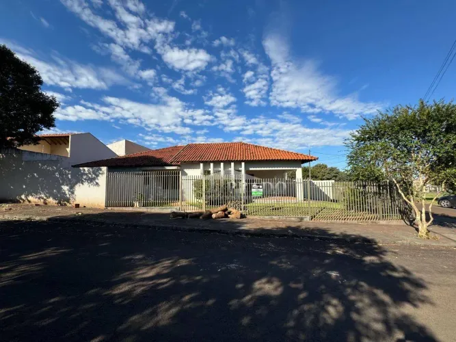 Casa com 3 dormitórios para alugar, 143 m² por R$ 2.600,00/mês - São Francisco - Ibiporã/P