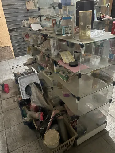 Balcão modulado de vidro bastante espaçoso em excelente estado