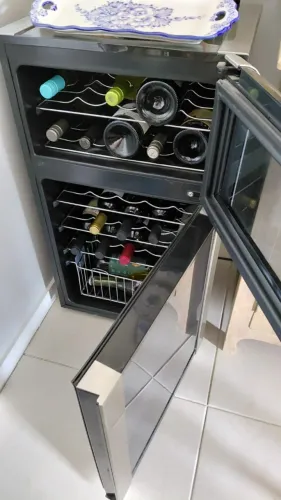 Adega de Vinho Electrolux 29 Garrafas com Dual Zone e Painel Digital