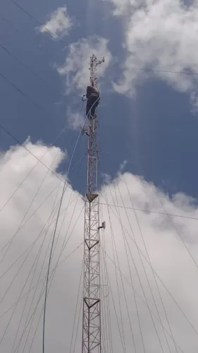 Vendo uma torre de Internet de 23 metro de altura