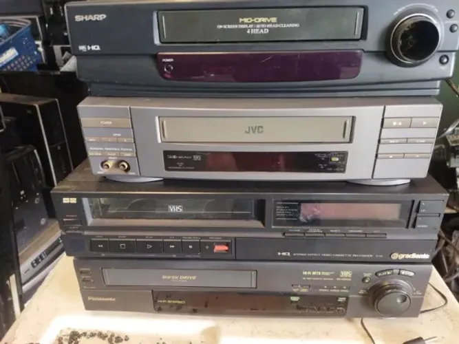 Lote com 4 Videocassetes VHS - Sharp, JVC, Gradiente e Panasonic
