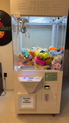 Máquina de Pelúcias Plush Master em Ótimo Estado