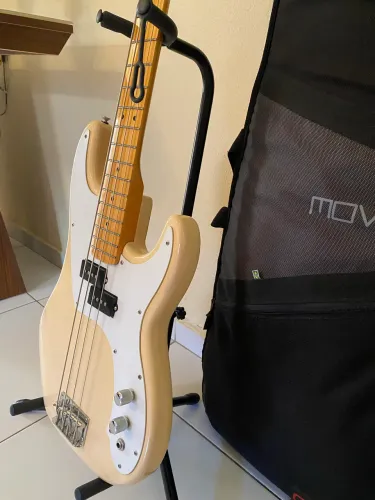 Contrabaixo (Tagima)