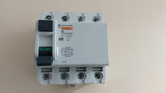 Disjuntor diferencial residual (DR) Merlin Gerin, cod 16258, 4P, 63A, 30mA, sistema multi9