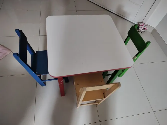 Mesa Infantil com Três Cadeiras