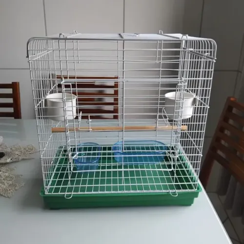 Gaiola em metal com fundo plástico resistente 