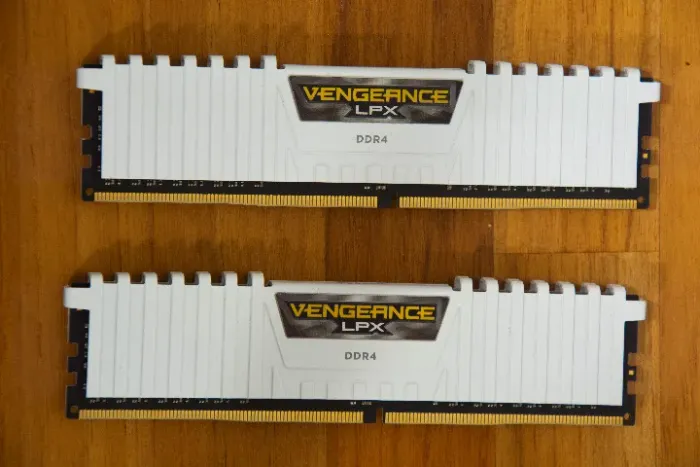 Memória RAM DDR4 - CORSAIR VENGEANCE LPX - 16GB (2x8GB)