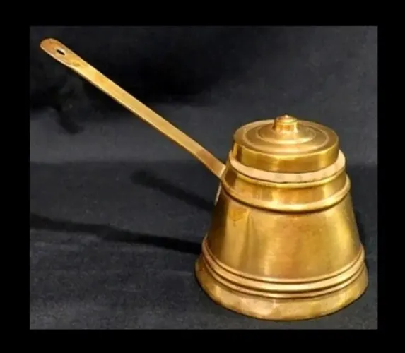 Diferenciada concha com tampa em metal dourado marroquino