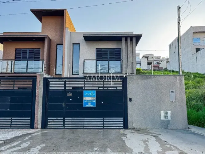 CASA PORTEIRA FECHADA À VENDA NO PORTAL DOS IPÊS COM 3 QUARTOS 1 SUÍTE E 2 VAGAS EM CAJAMA