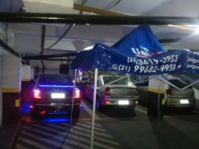 Tenda 03 x03 metros tipo aranha pesa 30 quilos nunca usada só retirar adesivos