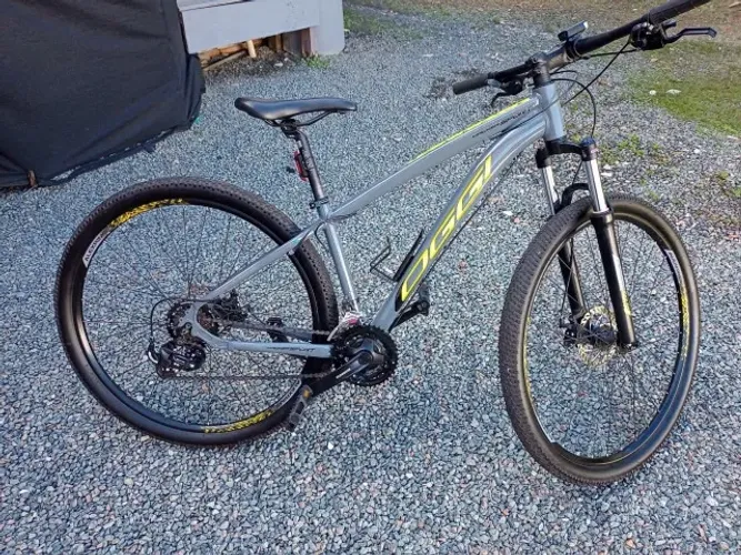 Bike nova quase nao uso tenho nota fiscal quadro 15'' acessorios colocados pezinho lateral