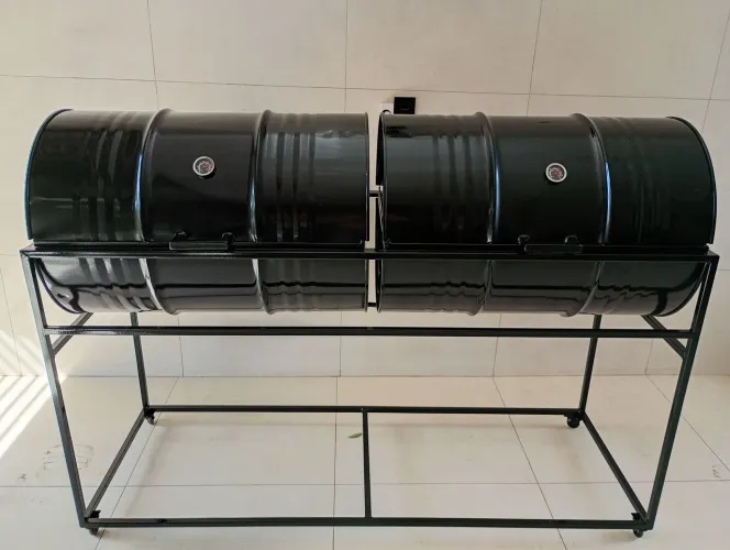 Churrasqueira dupla a bafo assa até 50 kg de carne
