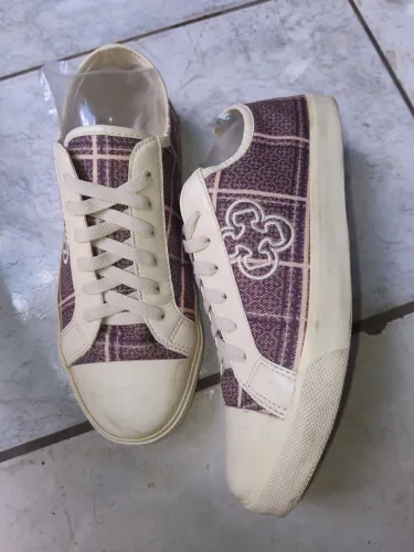 Tenis e sapatos