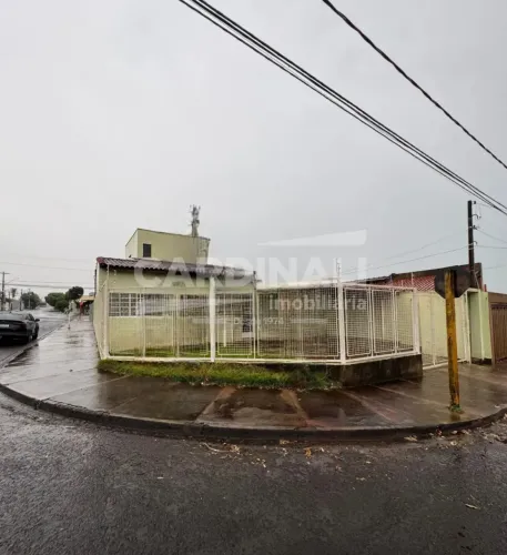Casa de esquina com excelente localização próximo supermercados e comércio