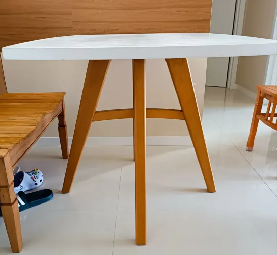 Mesa de Jantar - 4 Lugares em Off White, madeira maciça.