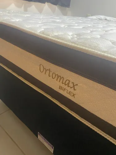 Cama de casal pra vender hoje, não tem mancha nem marcas de uso