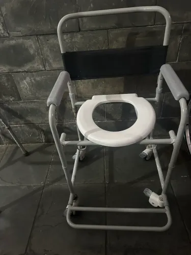 Andador, cadeira de rodas e cadeira de banho