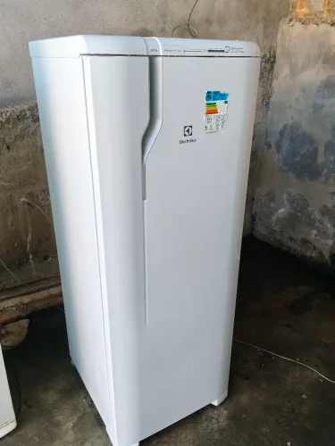 Geladeira Electrolux 320 litros muito nova