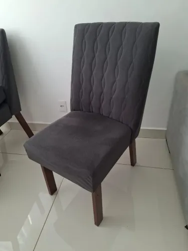 4 Cadeiras estofadas cinzas com pés de madeira