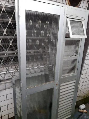Porta de entrada de aluminio.
