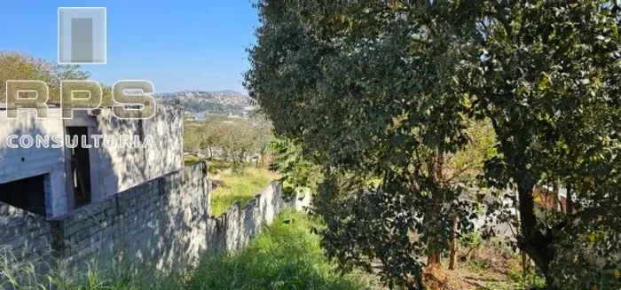 Excelente terreno com 590 m² , localizado em bairro residencial. Próximo de escolas , pada