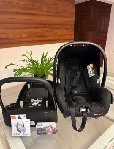 Bebê Conforto Maxi-Cosi com Base Essencial Black