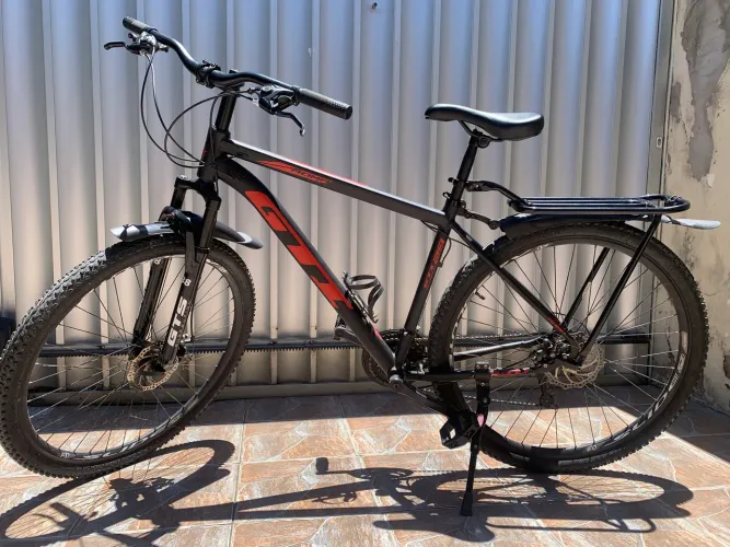 Bicicleta GTS Aro 29 com Suspensão, Freio a Disco e Bagageiro - Excelente Estado!