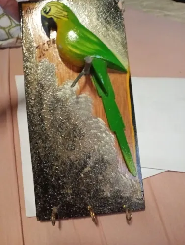 Vendo porta chave de madeira novo.Entrego