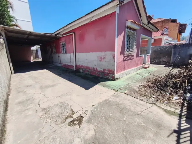 Casa Comercial, toda linear, com 6 quartos em Centro - Macaé - RJ