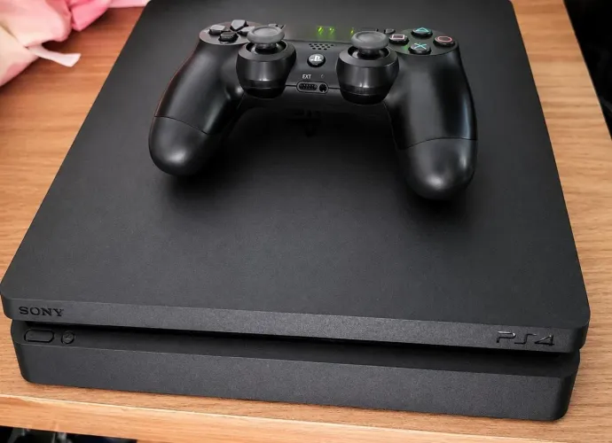 PS4 Slim 1TB com 2 anos de uso + 1 Controle Hall Effect