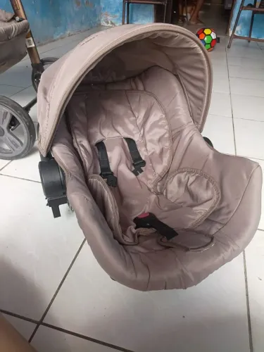 Carrinho de bebê, bebê conforto e suporte