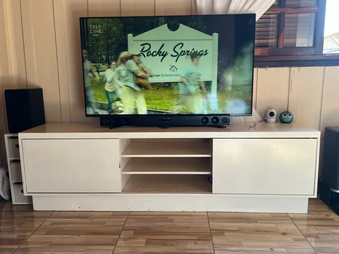 Rack para TV 2 metros branco com portas deslizantes