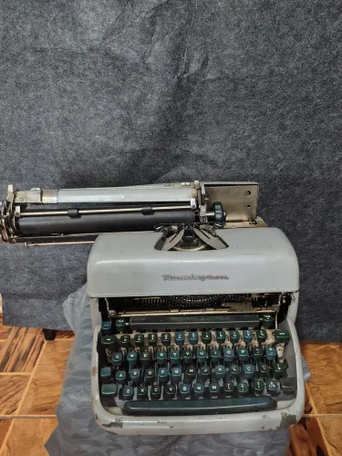 Máquina de escrever Remington antiga