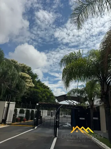 Sobrado no Condomínio Terras do Sinhô 2 com 3 suítes e piscina