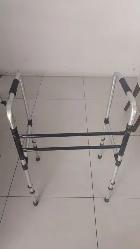 Andador articulado para idoso